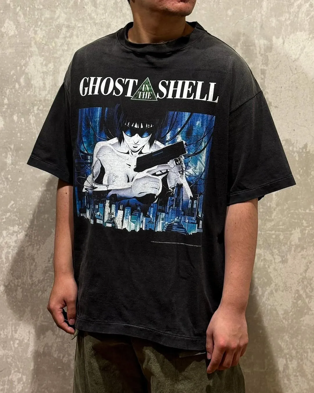 GHOST IN THE SHELL x SAINT Mxxxxxx SS TEE/BLK Classic big IP Ghost in the Shell co-branded model Sunglasses Motoko/Motoko character TEE Washed black S-XL Look for the cylindrical fabric without side seams. The opening is almost meaningless. Asut ready-made garments dyed. The whole piece is sprayed with Ma Liu. Re-spray heavy areas to fade. The collar and cuffs are frayed. Many places are broken. Oversized printing bits. Authentic level restored. Customized joint main mark/wash mark/with little angel anti-counterfeiting mark